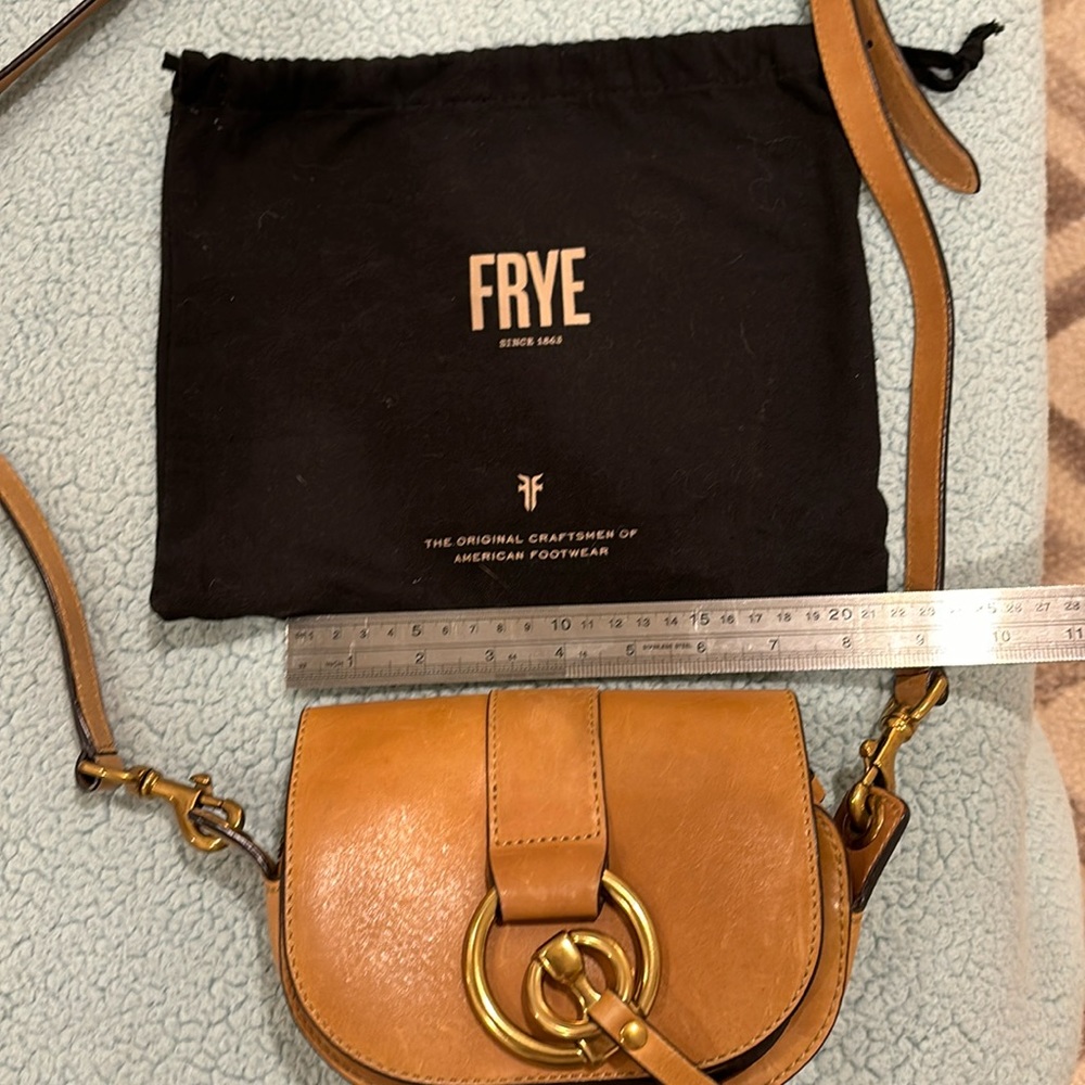 Frye small saddle bag in EUC!